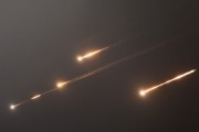 算命八字伊朗以导弹齐射回应以色列的大规模袭击