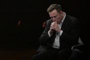 算命八字特斯拉股价收涨超3%：特朗普无意沟通，马斯克父亲劝儿子低头