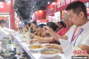 算命八字“嗦粉”经济火热 中国多地“食力”出圈